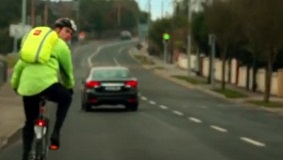 Sharing the road with cyclists (Irish version)